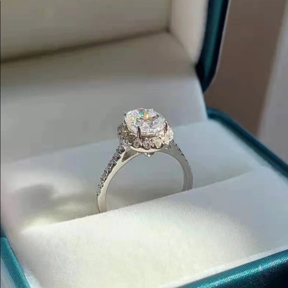 Jewelry - 2c oval moissanite ring
